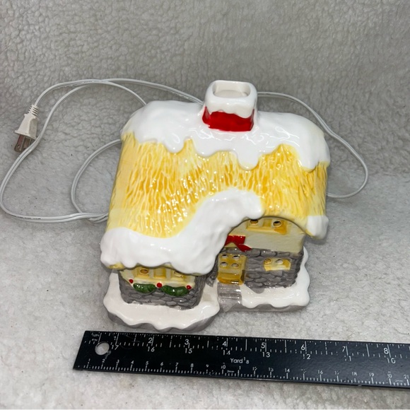 Christmas lighted yellow snow ceramic cottage 6.5" vintage made in Taiwan WORKS - Picture 9 of 10